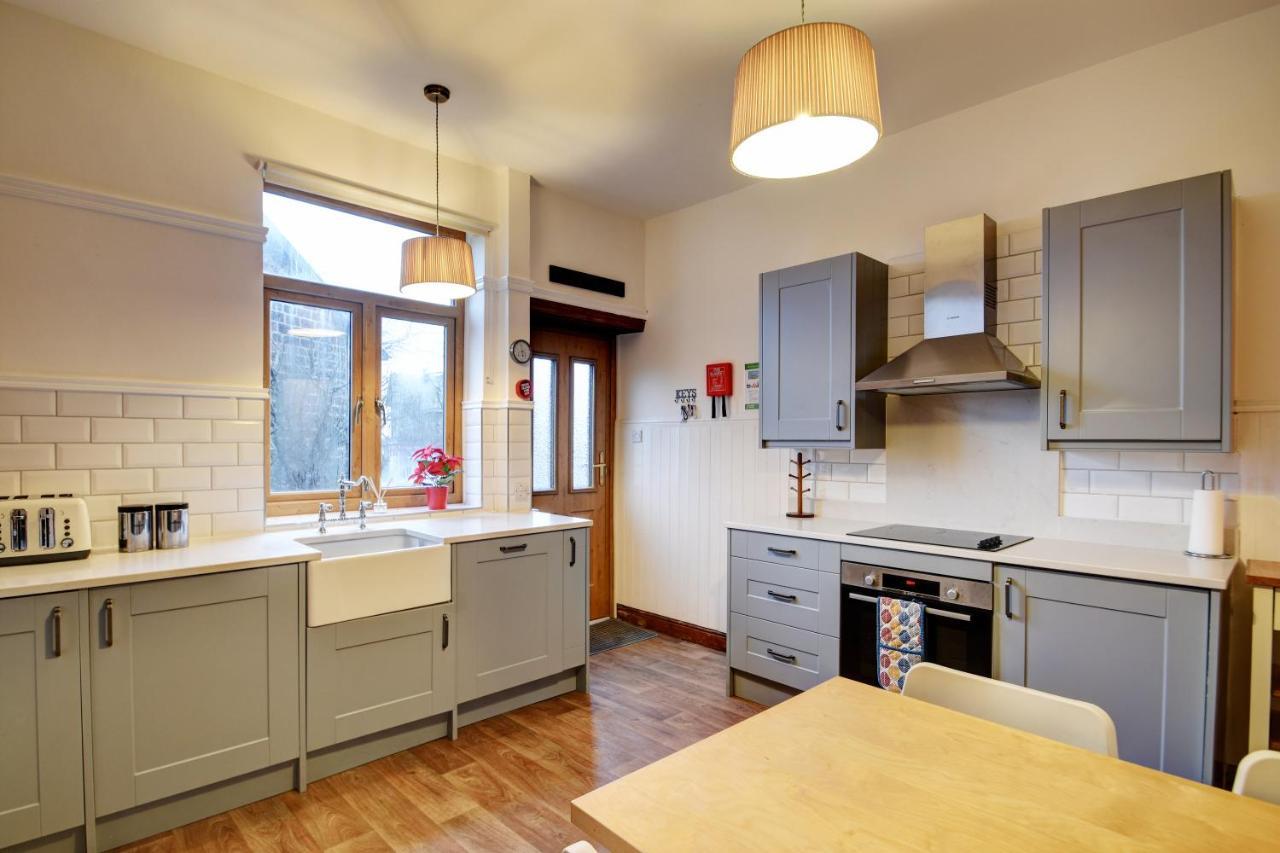 Spacious Victorian Townhouse Near Hcc With Off Street Parking Харрогейт Экстерьер фото