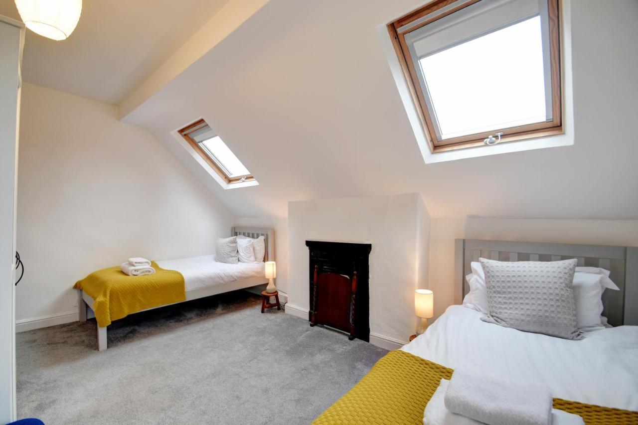 Spacious Victorian Townhouse Near Hcc With Off Street Parking Харрогейт Экстерьер фото