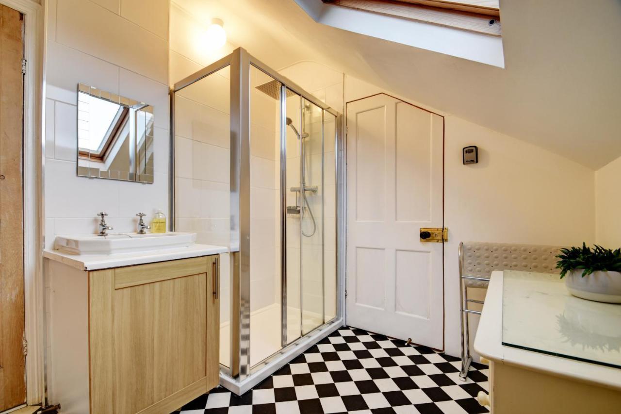 Spacious Victorian Townhouse Near Hcc With Off Street Parking Харрогейт Экстерьер фото